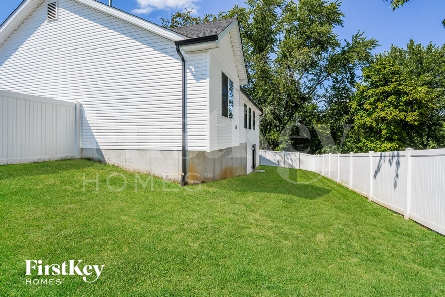 Building Photo - 2220 Tenbrook Rd