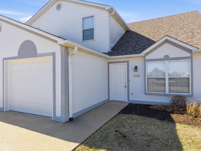 Building Photo - 3509 La Mesa Dr