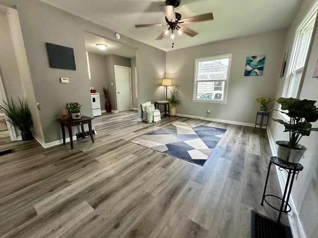 Building Photo - 2 bed, 1 bath home for rent in Waterloo