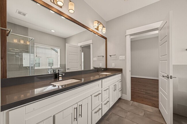 Building Photo - 2010 St Charles St