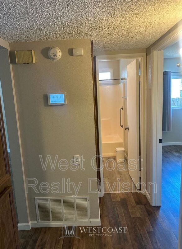 Building Photo - 627 Solano Dr