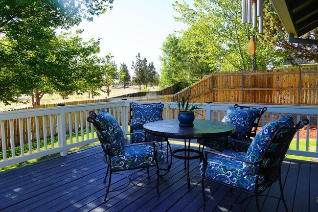 Building Photo - 1086 NE Locksley Dr