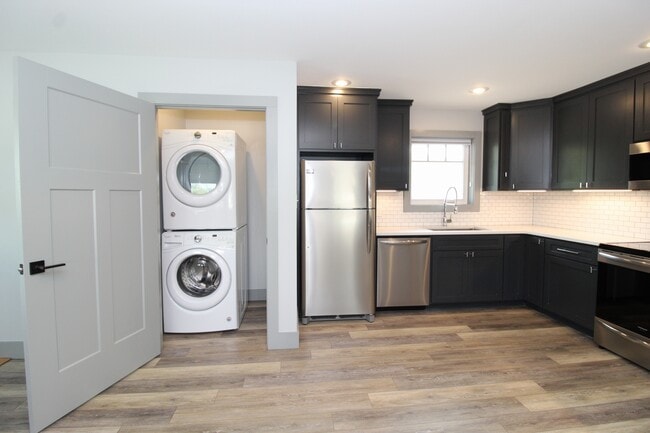 Building Photo - 400 SW E St