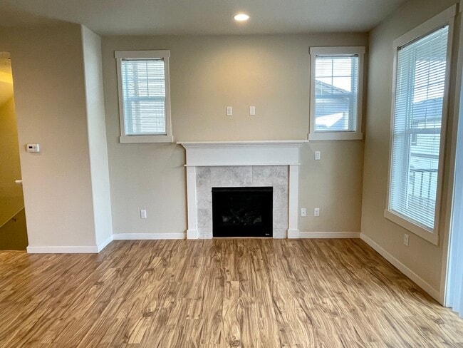 Building Photo - Villebois Townhome with Access to the Sparrow Creek Community Center