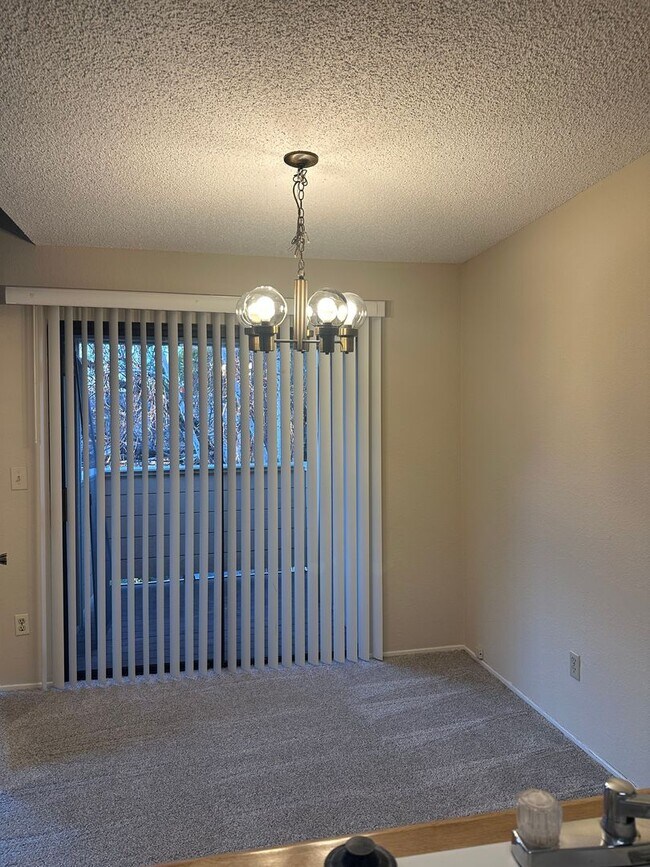 Building Photo - Beautiful & Large 2bd/ 2ba Condo