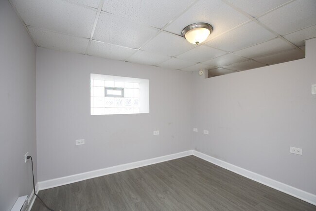 Building Photo - 3521 W Grace St