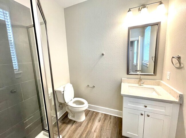 Building Photo - 710 Vassar Ct