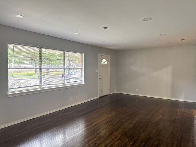 Building Photo - 3 Bedroom / 2 Bathroom
