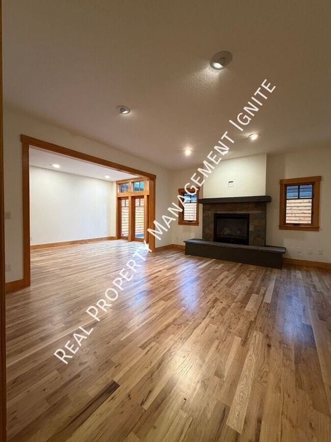 Building Photo - 453 S Pine St