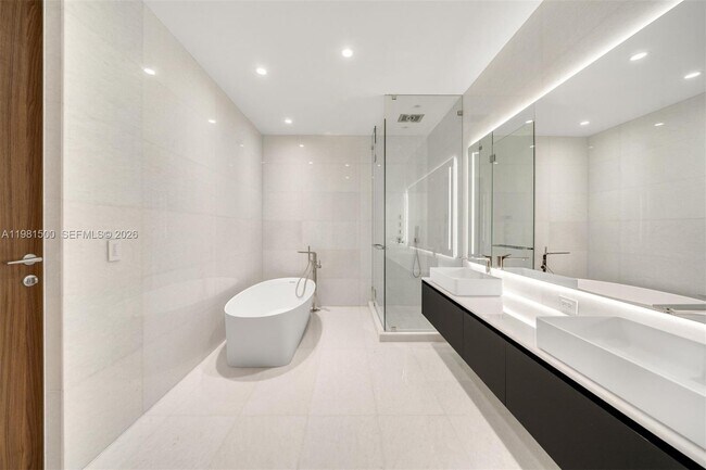 Building Photo - 5 Grove Isle Dr