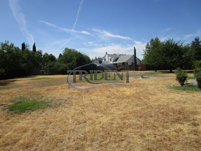 Building Photo - Large 4 bedroom, 3 bath house located on a large lot