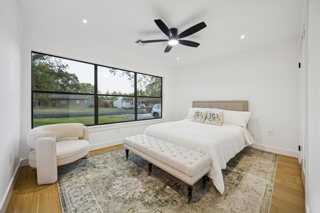 Building Photo - 1611 Ridgehaven Dr