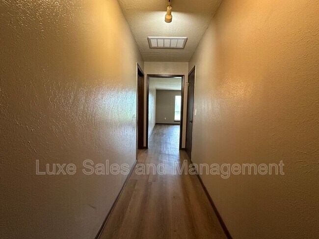 Building Photo - 813 N Eagle Ln