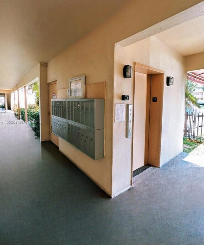 Building Photo - 1885 NE 121st St