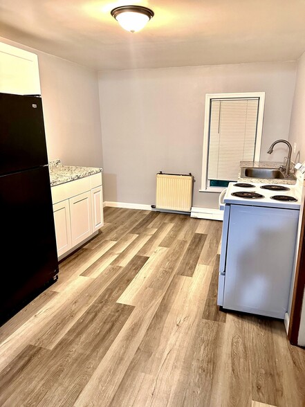 Building Photo - 646 Main Rd N