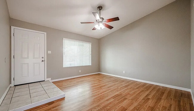 Building Photo - 604 W Kiva Ave