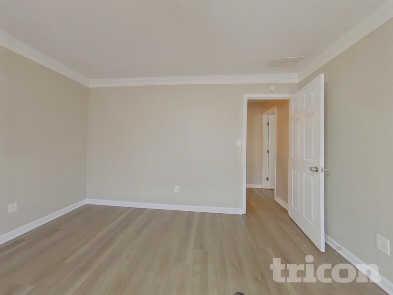 Building Photo - 4122 Autumn Lake Dr