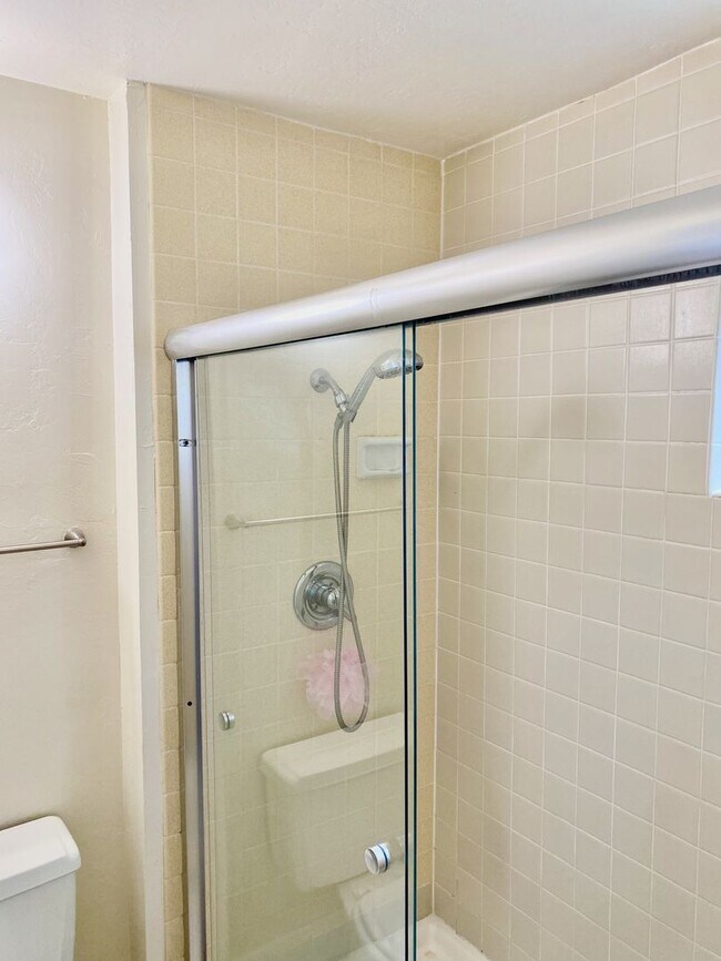 Building Photo - Private, Comfortable Downstairs Condo