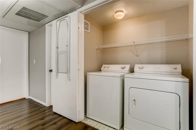 Building Photo - 555 E Silverado Ranch Blvd