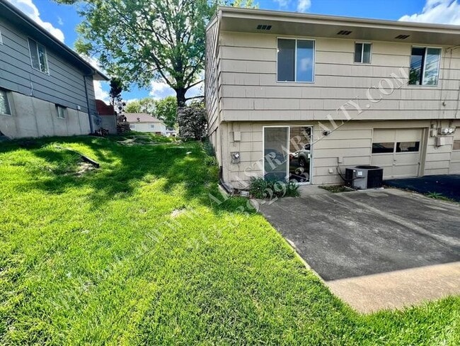 Building Photo - Awesome 2 Bedroom Duplex in Overland Park-...