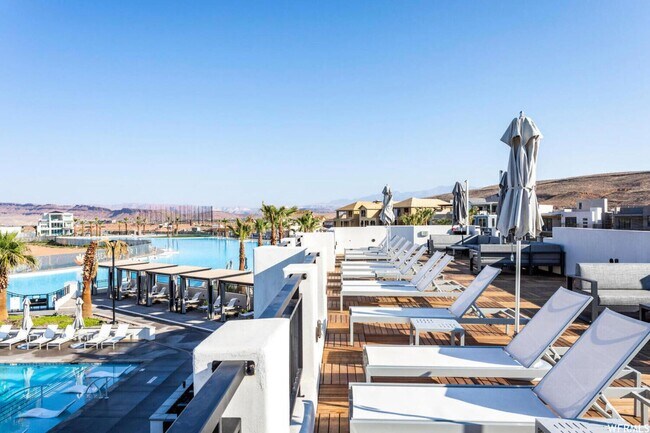 Building Photo - 3 Bedroom Home in Desert Color with Lagoon Access! End Unit!