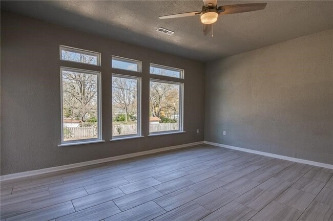 Building Photo - 402 E Hemlock St