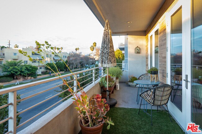 Building Photo - 4240 Laurel Canyon Blvd