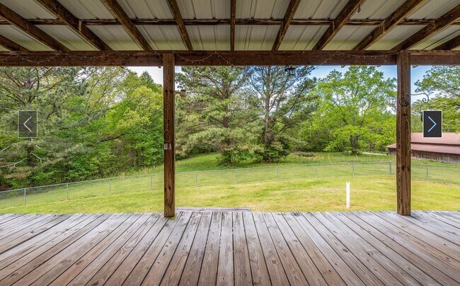 Building Photo - Fairview - 3 bedroom 2 baths - Private living