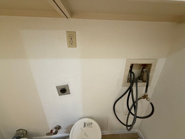 Building Photo - 2 bed 2 bath Duplex in with Large Living Room.