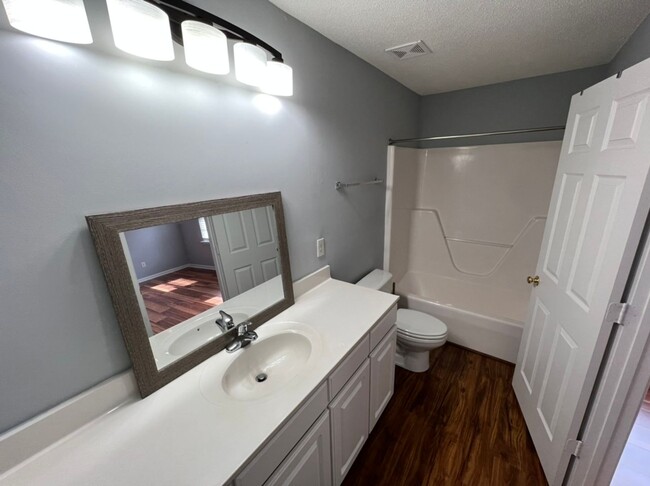 Building Photo - Cute 2 Bedroom Townhouse in Chapel Hill