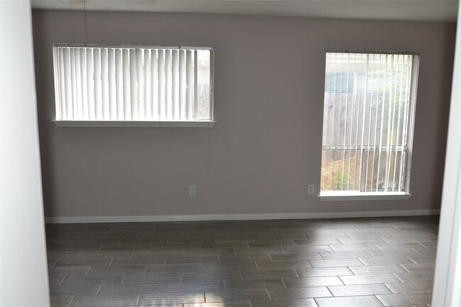 Building Photo - 21327 Park Run Dr