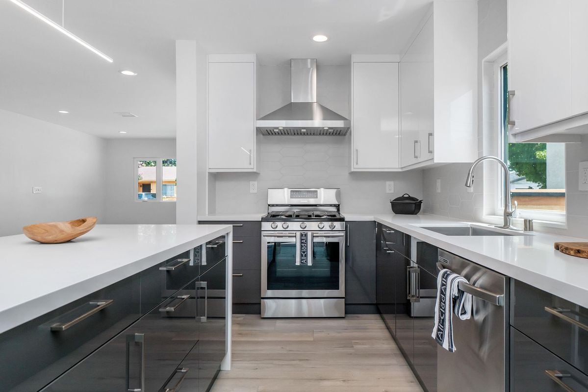 Building Photo - 2611 S Bentley Ave