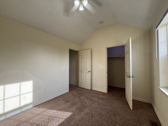 Building Photo - Spacious 3 bedroom, 2.5 bathroom Duplex