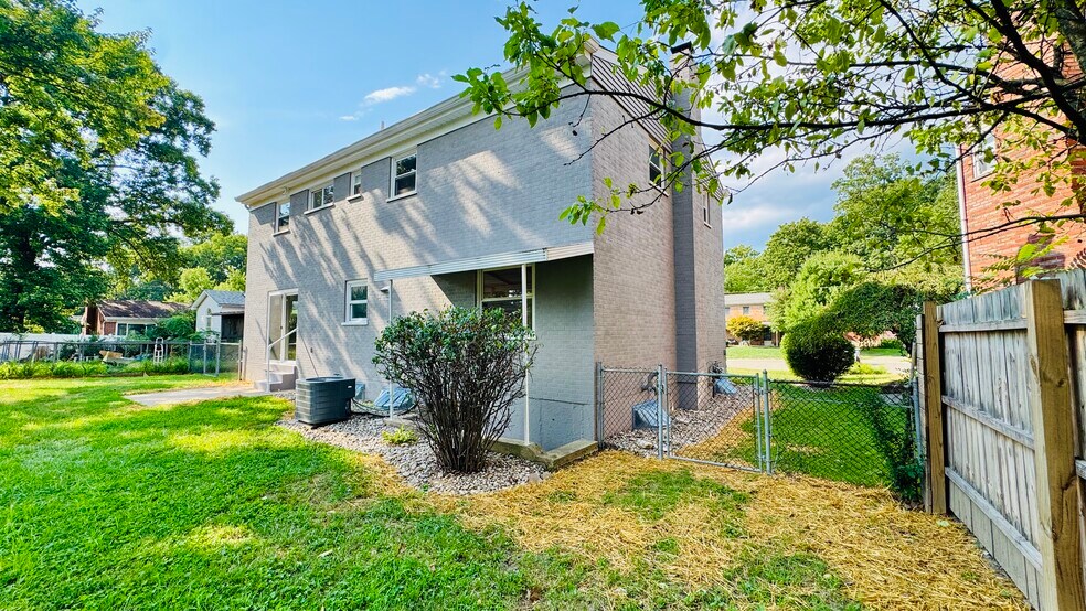 Building Photo - 1886 Kingsway Ct