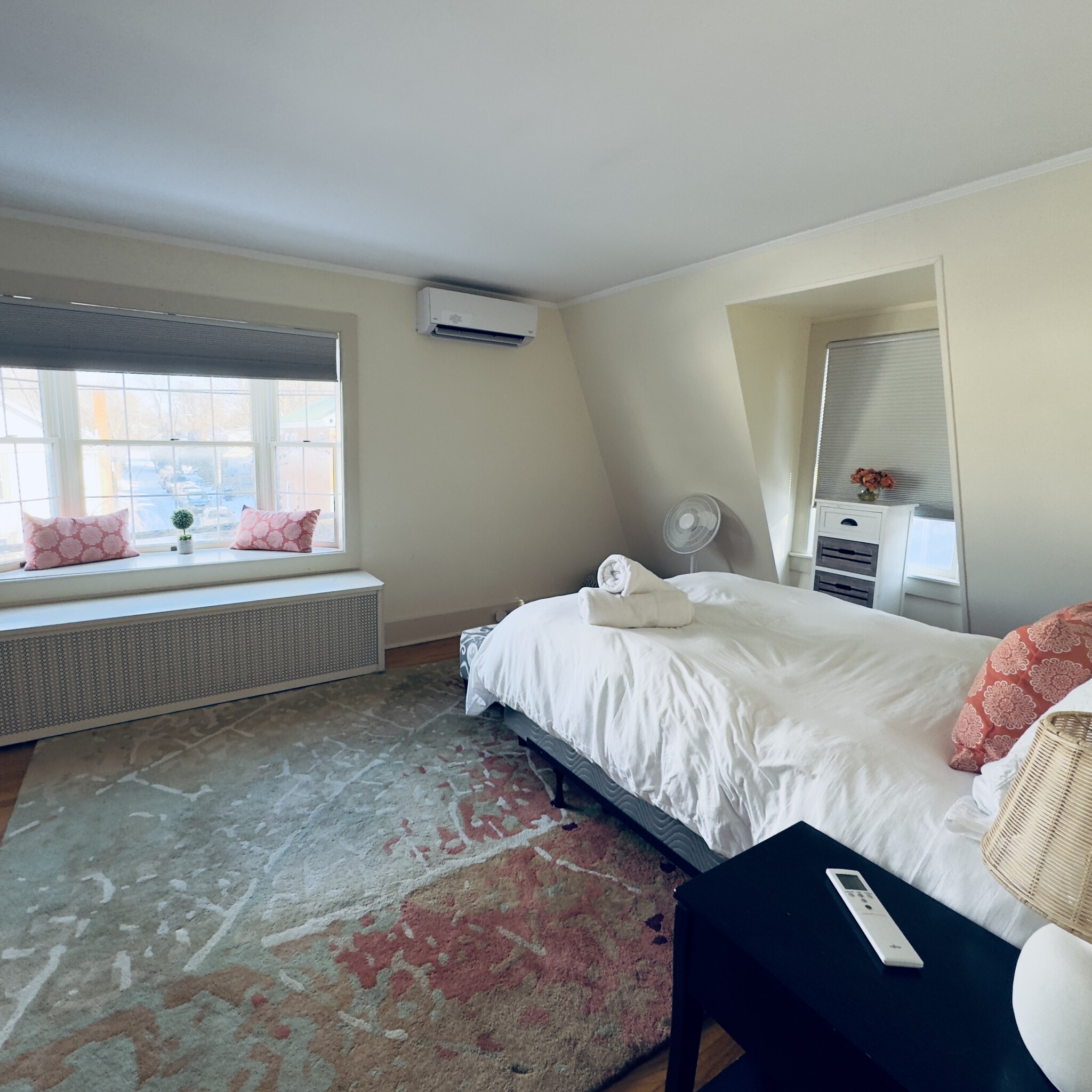 First bedroom with bay window and walk-in closet - 401 North St