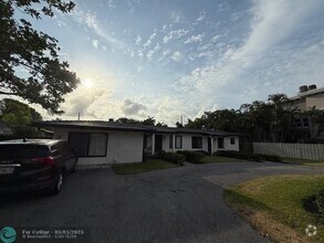 Building Photo - 1418 NE 26th Ave