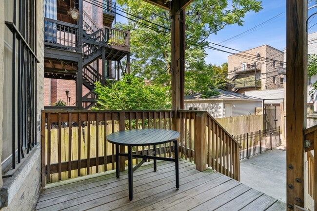 Building Photo - 922 W Fullerton Ave