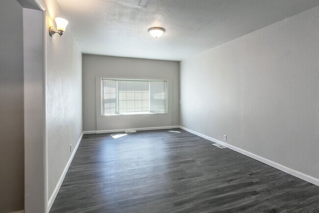 Building Photo - 2327 W 6th St