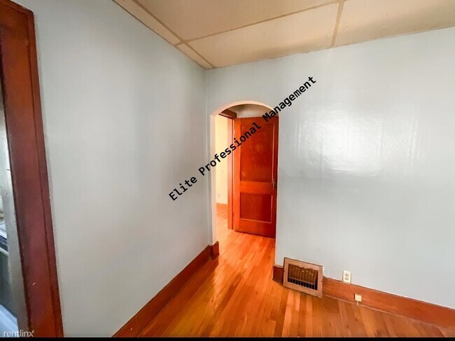 Building Photo - 2 br, 1 bath Triplex - 216 N Saginaw St Un...