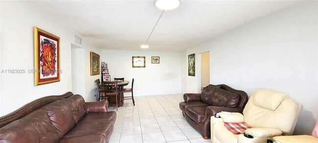 Building Photo - 9310 Fontainebleau Blvd