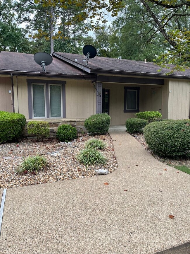 Building Photo - Charming townhome nestled in the heart of Hot Springs Village