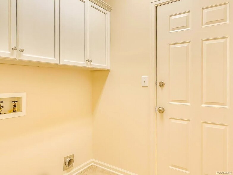 Building Photo - 2112 Parkview Dr S