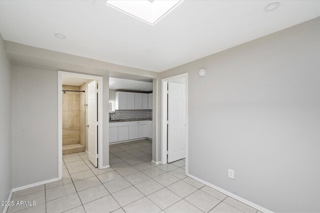 Building Photo - 703 W 1st St