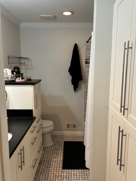 Upstairs Bathroom - 3724 Yorktown Pl