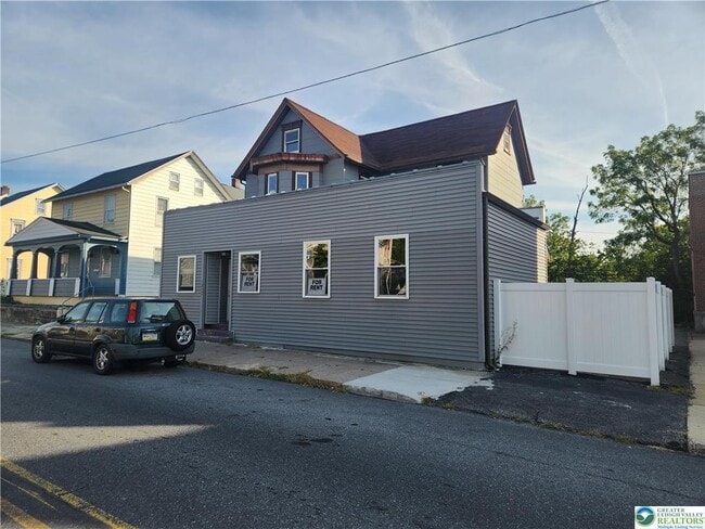 Primary Photo - 1249 Main St