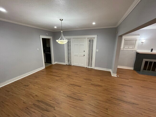 Bright and airy home with dining room - 271 Del Rey Ave