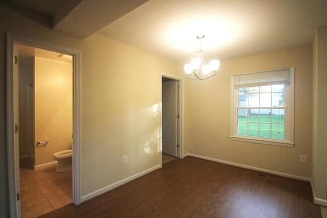 Building Photo - 605 W Maple Ave