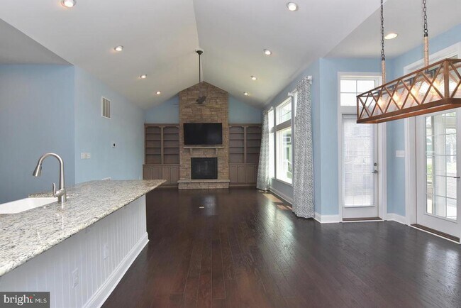 Building Photo - 16058 Rockport Dr