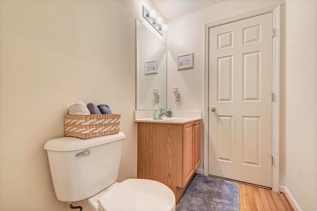 Building Photo - Extremely well maintained END UNIT townhouse in Ballenger creek available before the holidays!