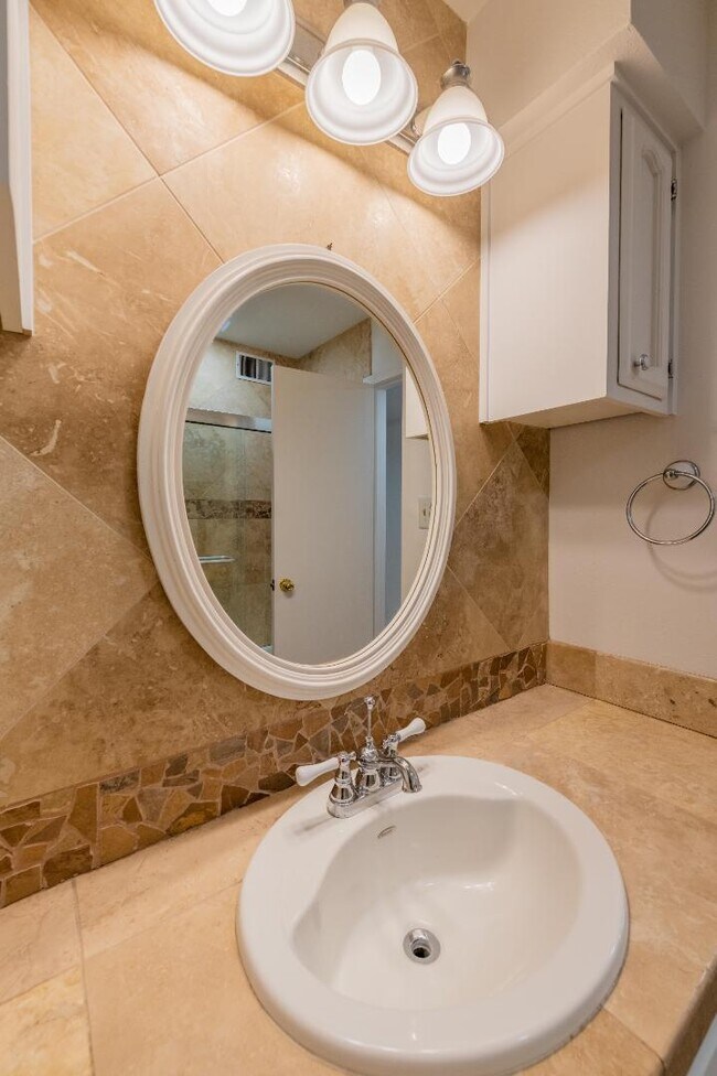 Building Photo - 7113 Welton Dr NE